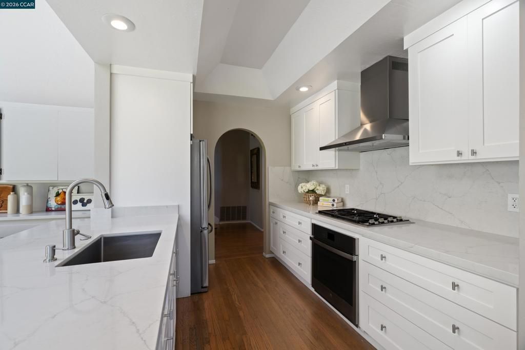 Image 12 of property listing at 47 El Gavilan Rd, Orinda, CA 94563