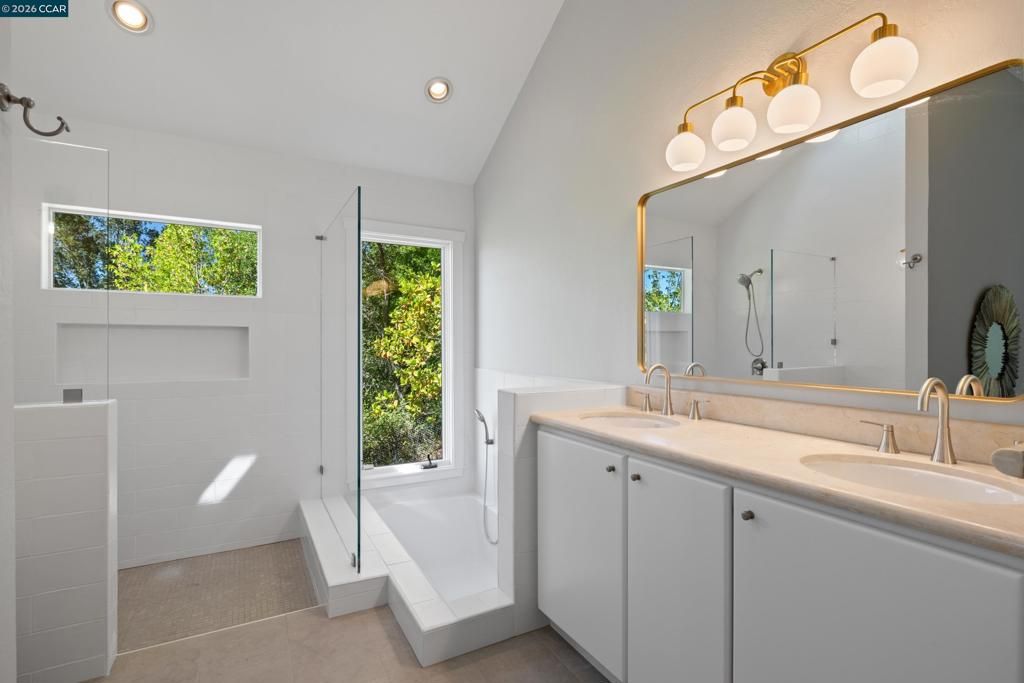 Image 17 of property listing at 47 El Gavilan Rd, Orinda, CA 94563