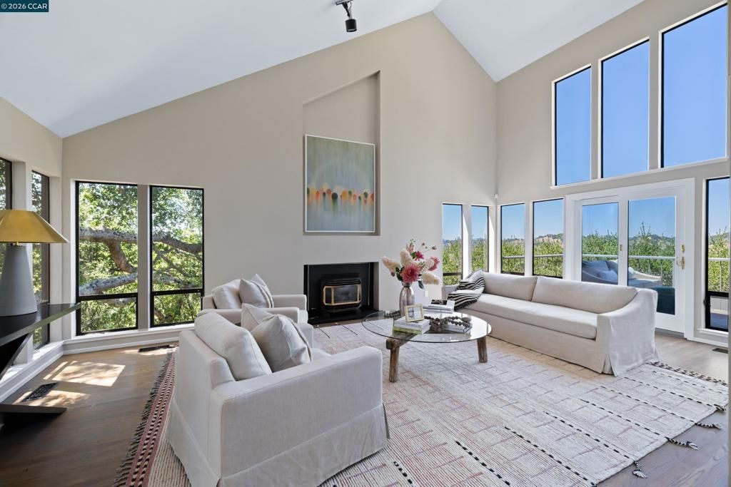 Image 2 of property listing at 47 El Gavilan Rd, Orinda, CA 94563