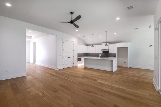 8302 Kromer ST, Austin, TX 78757