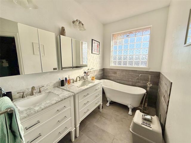 616 Woods Way, Moore, OK 73160