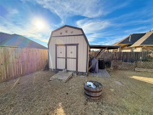 616 Woods Way, Moore, OK 73160