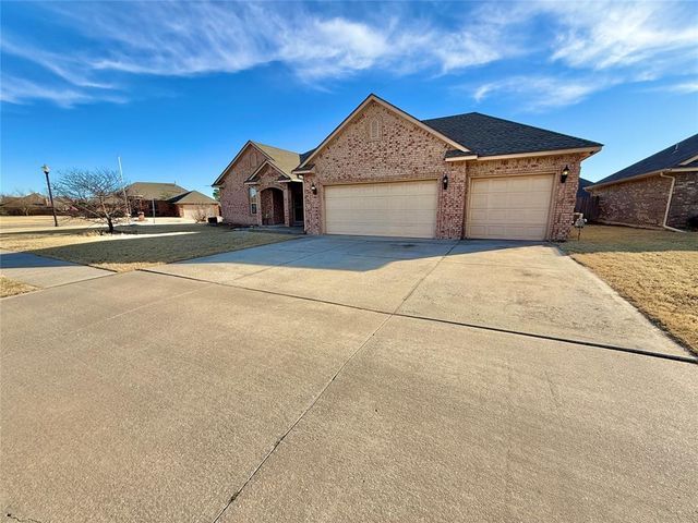616 Woods Way, Moore, OK 73160