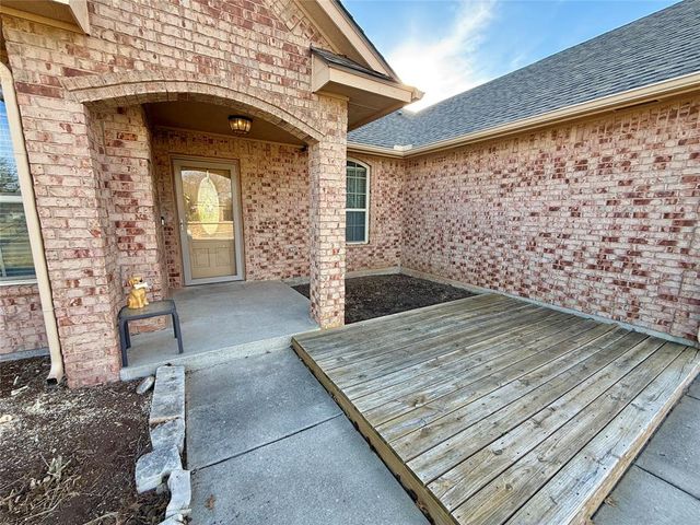 616 Woods Way, Moore, OK 73160
