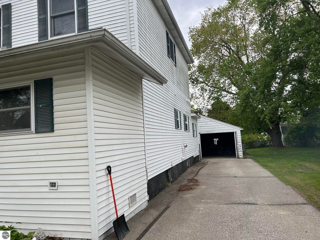 Image 3 of property listing at 158 Moyer Avenue, Alma, MI 48801