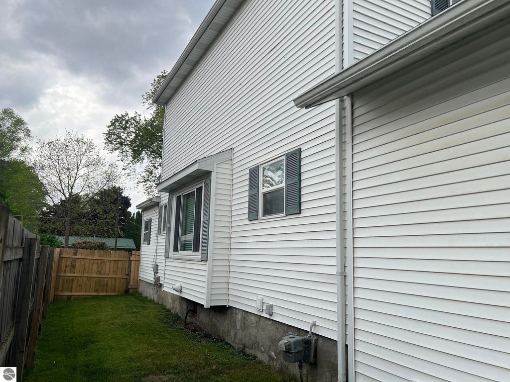 Image 4 of property listing at 158 Moyer Avenue, Alma, MI 48801