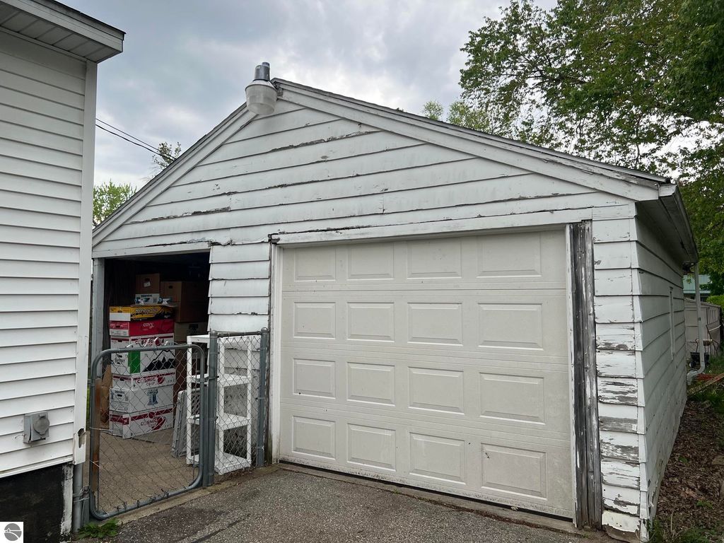 Image 5 of property listing at 158 Moyer Avenue, Alma, MI 48801