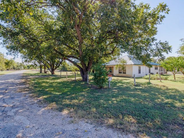 203 Avenue E, Blanket, TX 76432