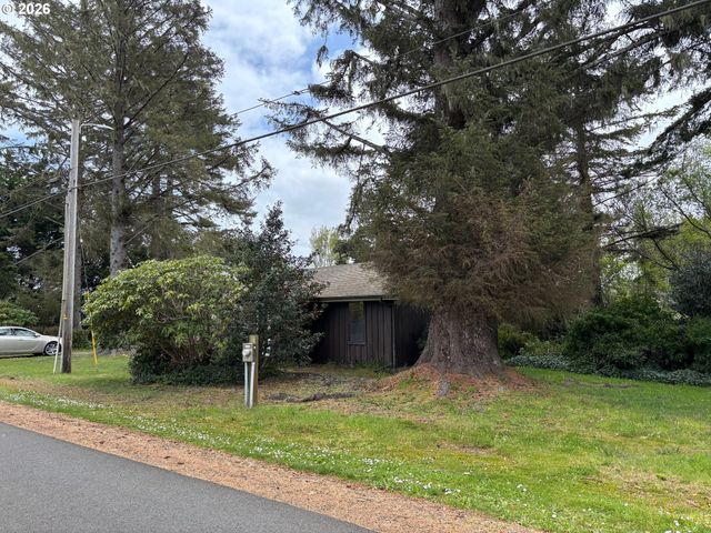 330 10TH St, Bandon, OR 97411