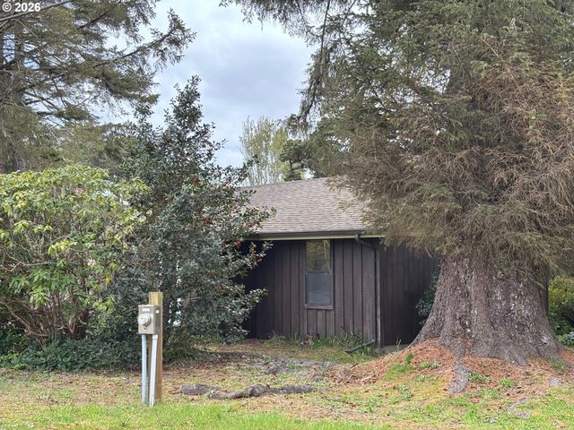 330 10TH St, Bandon, OR 97411