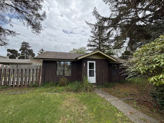 330 10TH St, Bandon, OR 97411