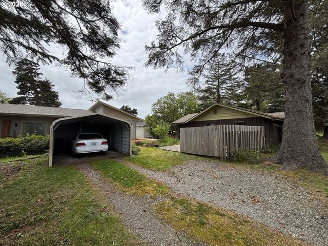 330 10TH St, Bandon, OR 97411