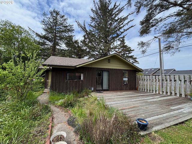 330 10TH St, Bandon, OR 97411