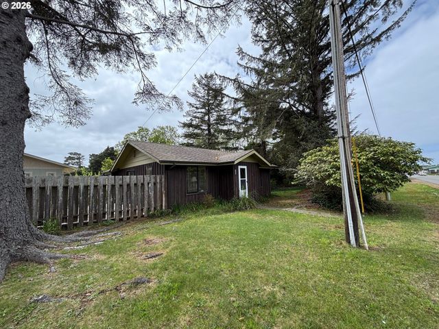 330 10TH St, Bandon, OR 97411