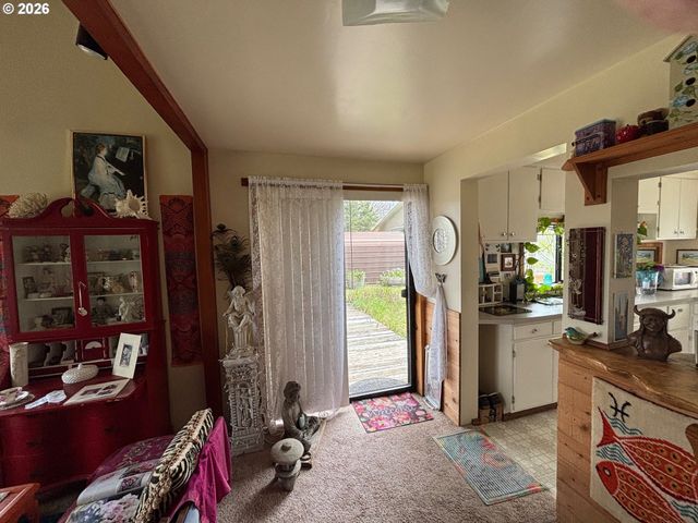 330 10TH St, Bandon, OR 97411