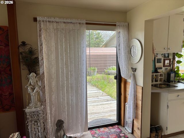 330 10TH St, Bandon, OR 97411
