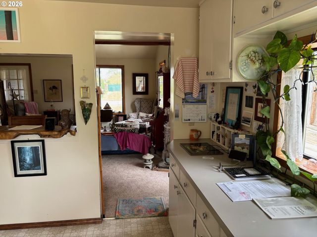 330 10TH St, Bandon, OR 97411