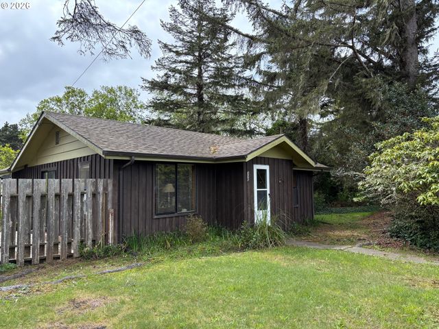 330 10TH St, Bandon, OR 97411