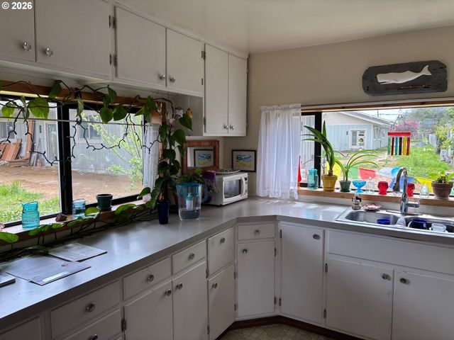 330 10TH St, Bandon, OR 97411