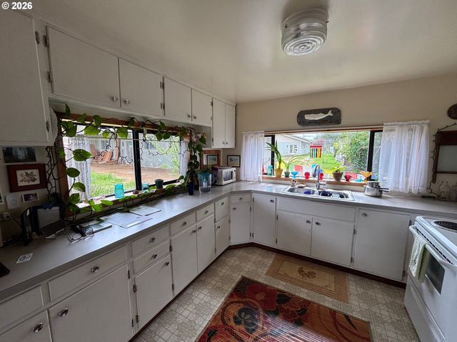 330 10TH St, Bandon, OR 97411