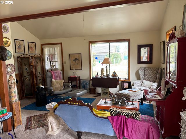 330 10TH St, Bandon, OR 97411