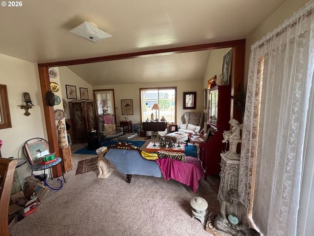 330 10TH St, Bandon, OR 97411