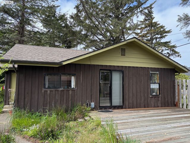 330 10TH St, Bandon, OR 97411