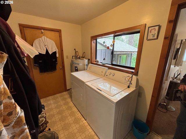 330 10TH St, Bandon, OR 97411