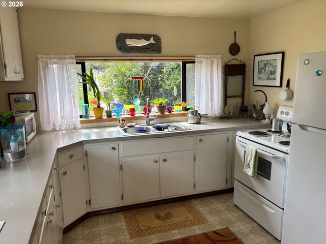 330 10TH St, Bandon, OR 97411