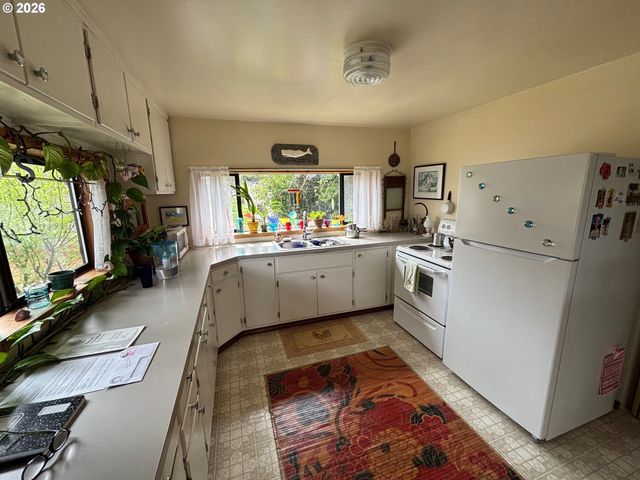 330 10TH St, Bandon, OR 97411