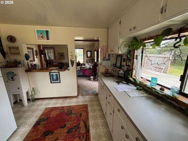 330 10TH St, Bandon, OR 97411