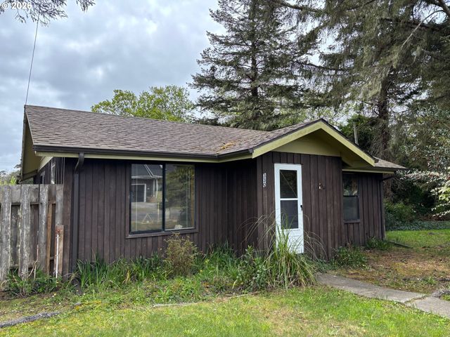 330 10TH St, Bandon, OR 97411