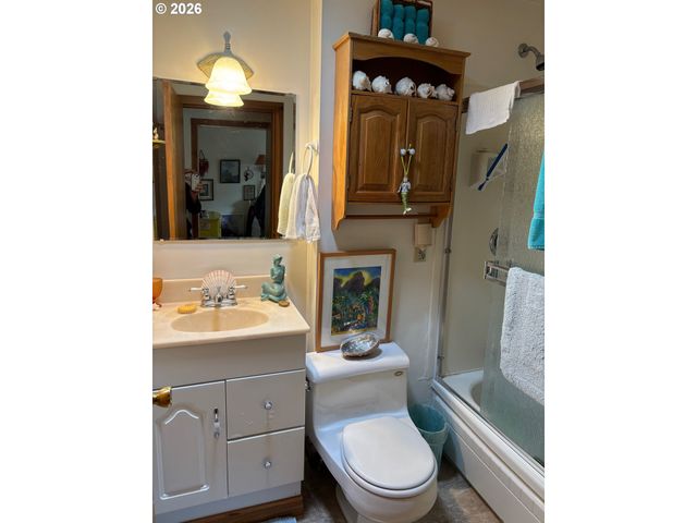 330 10TH St, Bandon, OR 97411