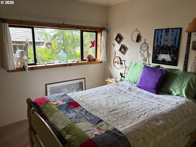 330 10TH St, Bandon, OR 97411