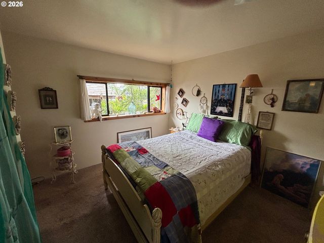 330 10TH St, Bandon, OR 97411