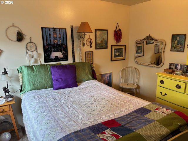 330 10TH St, Bandon, OR 97411