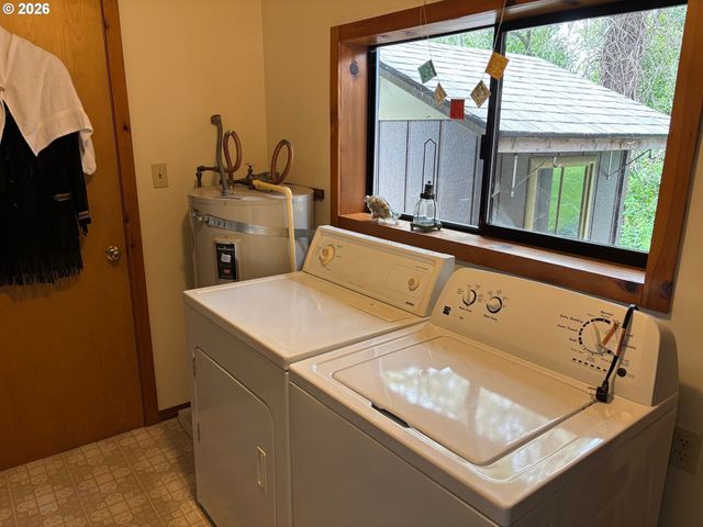 330 10TH St, Bandon, OR 97411