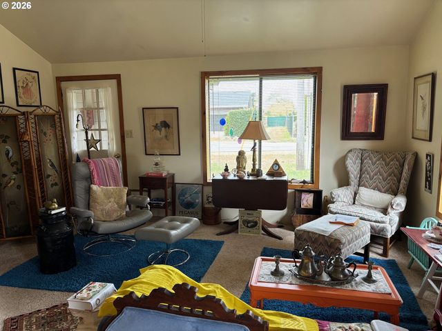 330 10TH St, Bandon, OR 97411