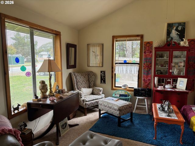 330 10TH St, Bandon, OR 97411
