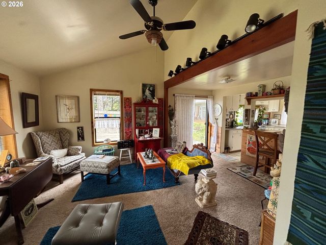 330 10TH St, Bandon, OR 97411