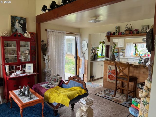 330 10TH St, Bandon, OR 97411
