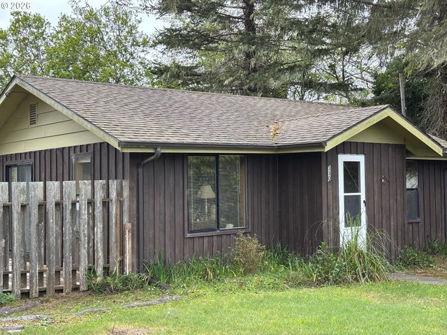 330 10TH St, Bandon, OR 97411
