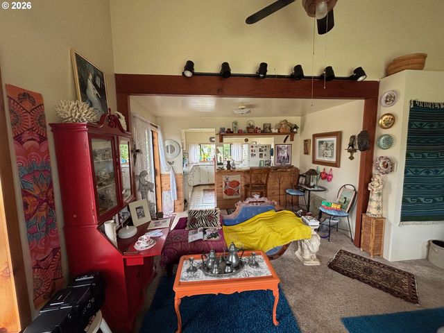 330 10TH St, Bandon, OR 97411