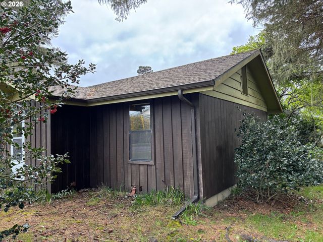 330 10TH St, Bandon, OR 97411