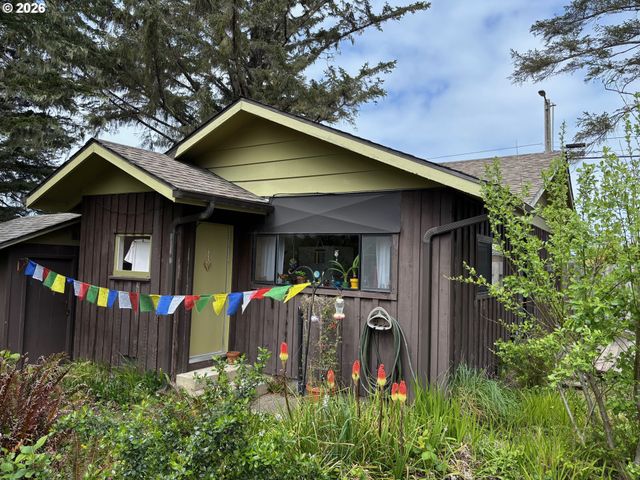330 10TH St, Bandon, OR 97411