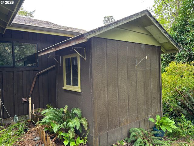 330 10TH St, Bandon, OR 97411