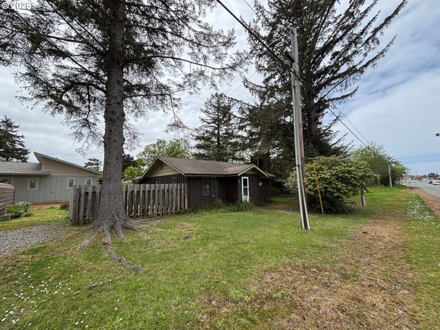 330 10TH St, Bandon, OR 97411