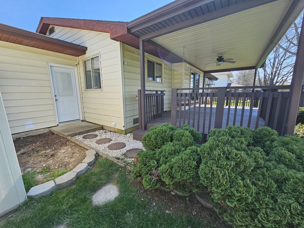 Image 11 of property listing at 57 Cherry Drive, Mt Vernon, IL 62864