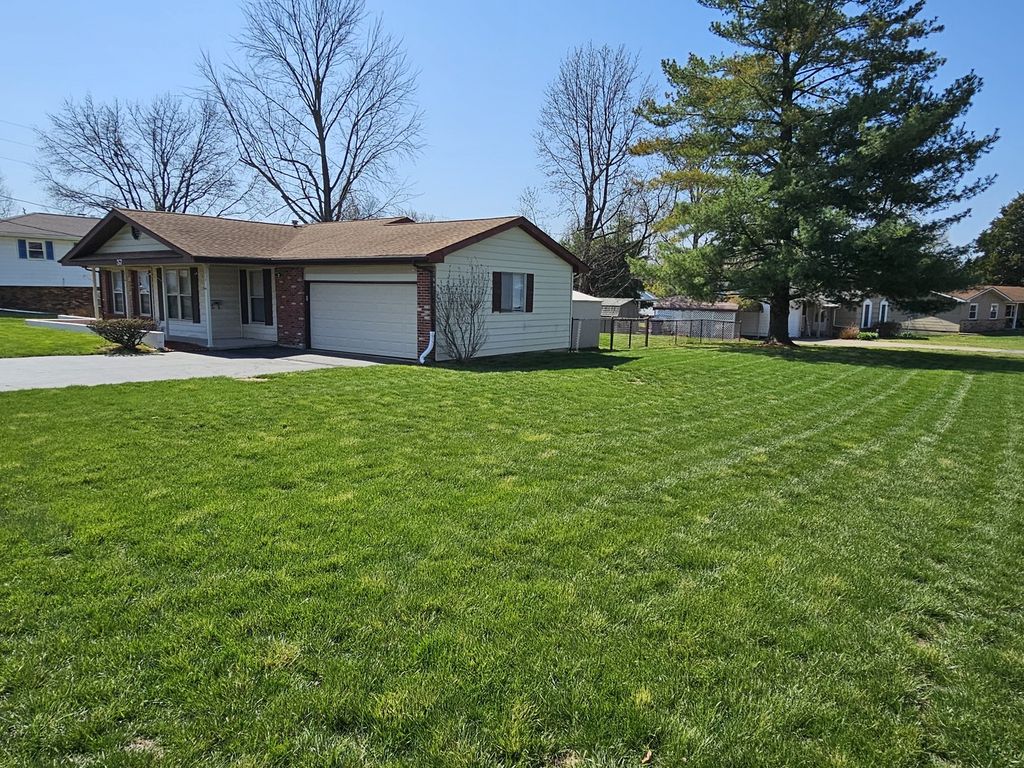 Image 5 of property listing at 57 Cherry Drive, Mt Vernon, IL 62864