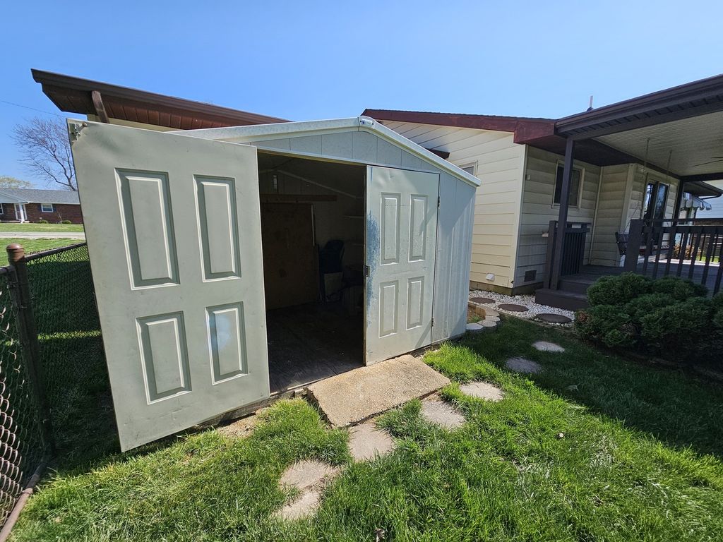 Image 10 of property listing at 57 Cherry Drive, Mt Vernon, IL 62864